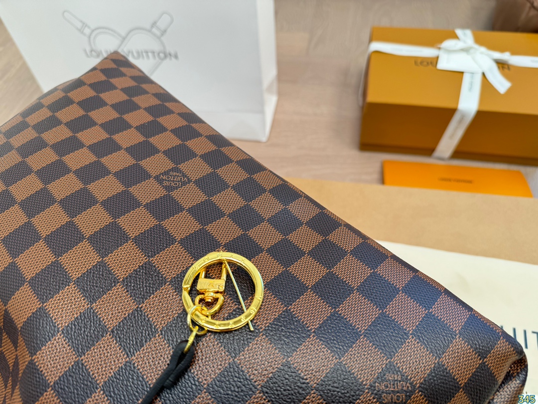 原版复刻¥240飞机盒
Lv artsy包，高级五金 超级无敌好质量 专柜同款 宝宝们抓紧来订哈 超级好的版本~版型经典不过时 一直深受洋气美妞们喜欢！尺寸： 40 30