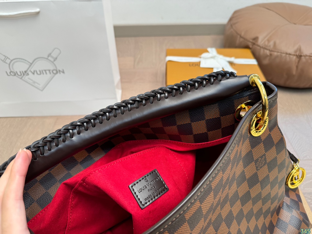 原版复刻¥240飞机盒
Lv artsy包，高级五金 超级无敌好质量 专柜同款 宝宝们抓紧来订哈 超级好的版本~版型经典不过时 一直深受洋气美妞们喜欢！尺寸： 40 30