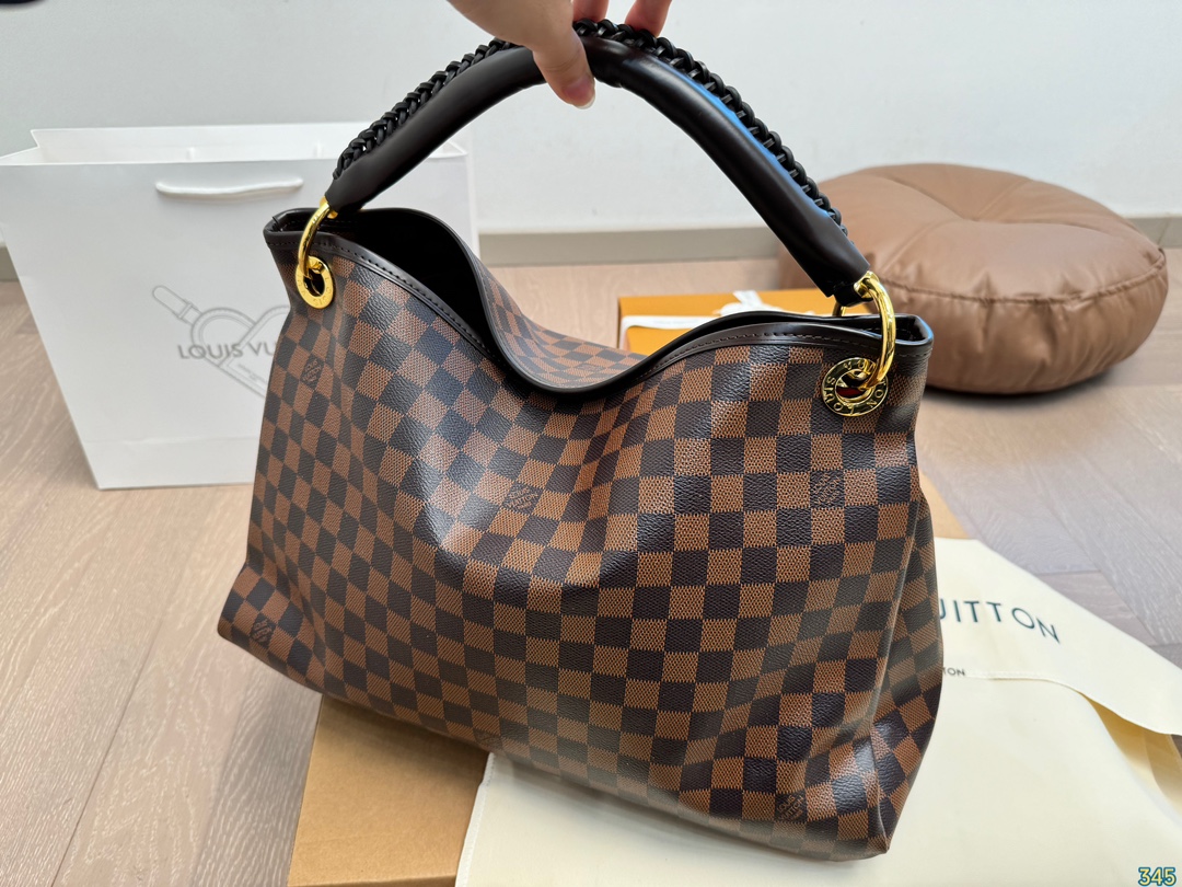 原版复刻¥240飞机盒
Lv artsy包，高级五金 超级无敌好质量 专柜同款 宝宝们抓紧来订哈 超级好的版本~版型经典不过时 一直深受洋气美妞们喜欢！尺寸： 40 30