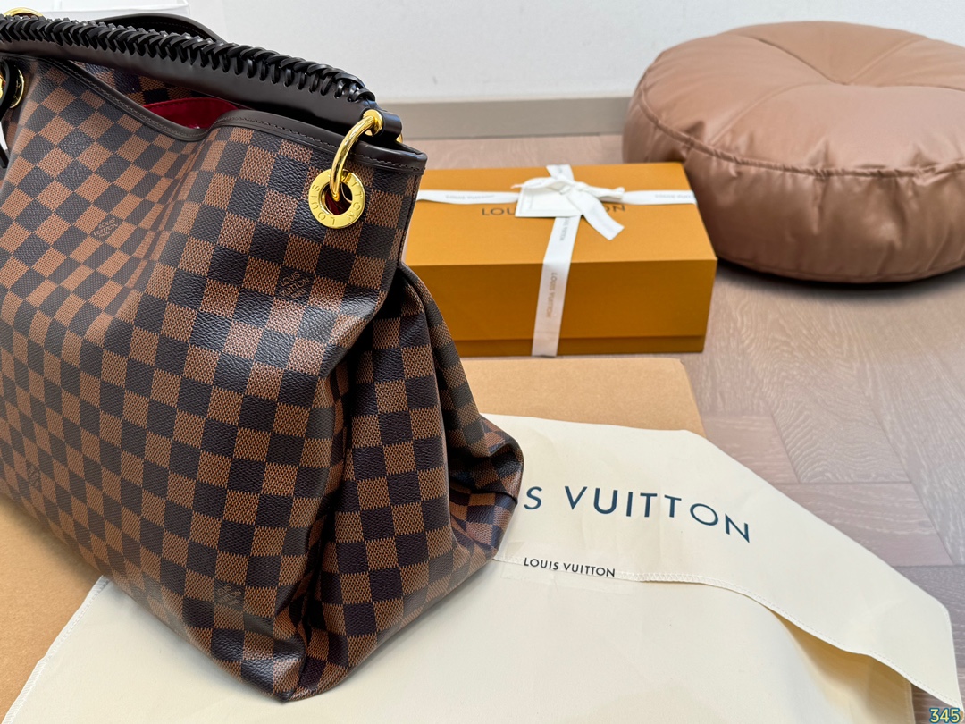 原版复刻¥240飞机盒
Lv artsy包，高级五金 超级无敌好质量 专柜同款 宝宝们抓紧来订哈 超级好的版本~版型经典不过时 一直深受洋气美妞们喜欢！尺寸： 40 30