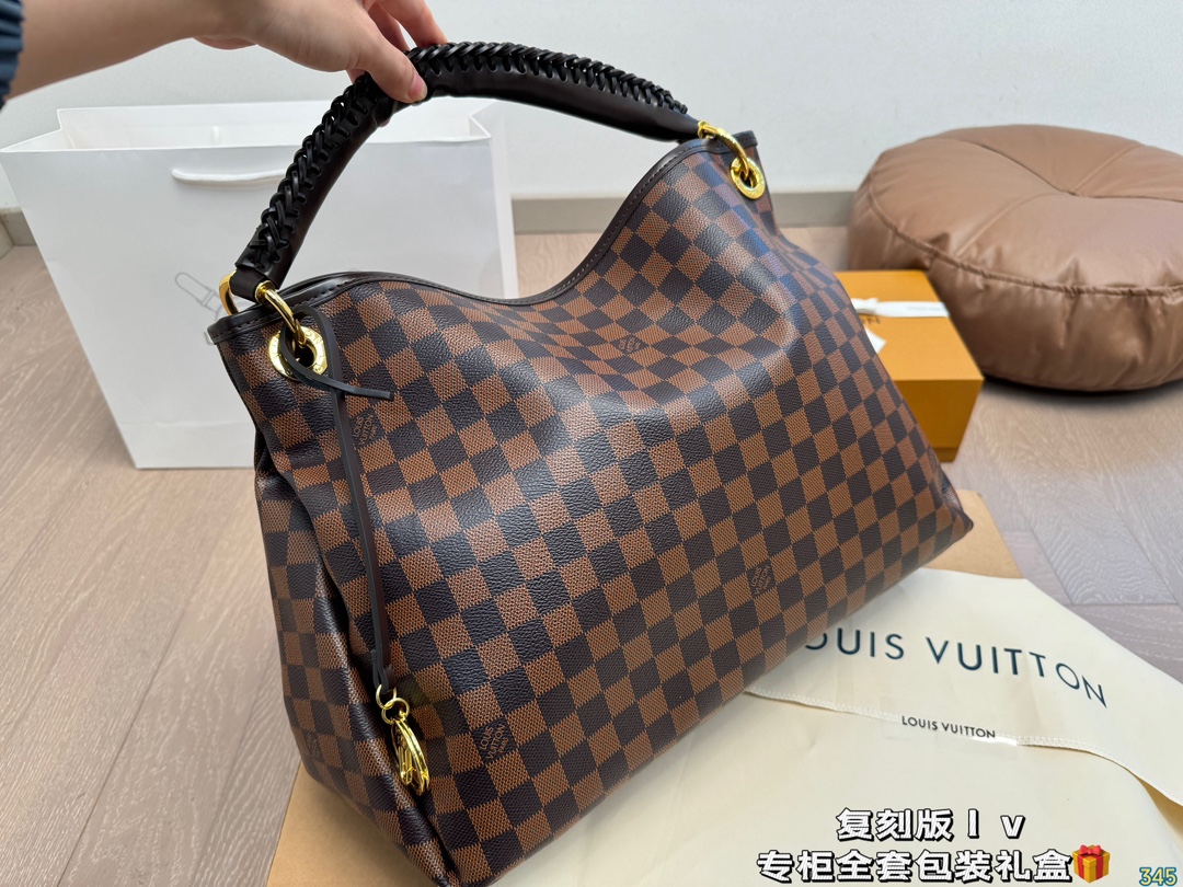 原版复刻¥240飞机盒
Lv artsy包，高级五金 超级无敌好质量 专柜同款 宝宝们抓紧来订哈 超级好的版本~版型经典不过时 一直深受洋气美妞们喜欢！尺寸： 40 30