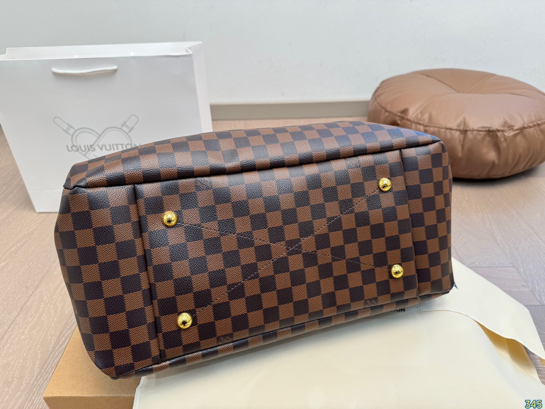 原版复刻¥240飞机盒
Lv artsy包，高级五金 超级无敌好质量 专柜同款 宝宝们抓紧来订哈 超级好的版本~版型经典不过时 一直深受洋气美妞们喜欢！尺寸： 40 30