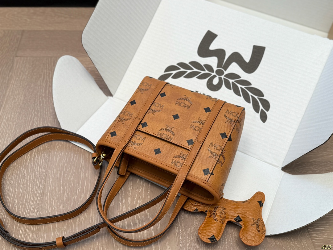 
，mcm超迷你菜篮子
托特包可爱又迷人 
任何搭配都可轻松驾驭
是每个可爱女孩必入单品
尺寸：超迷你1