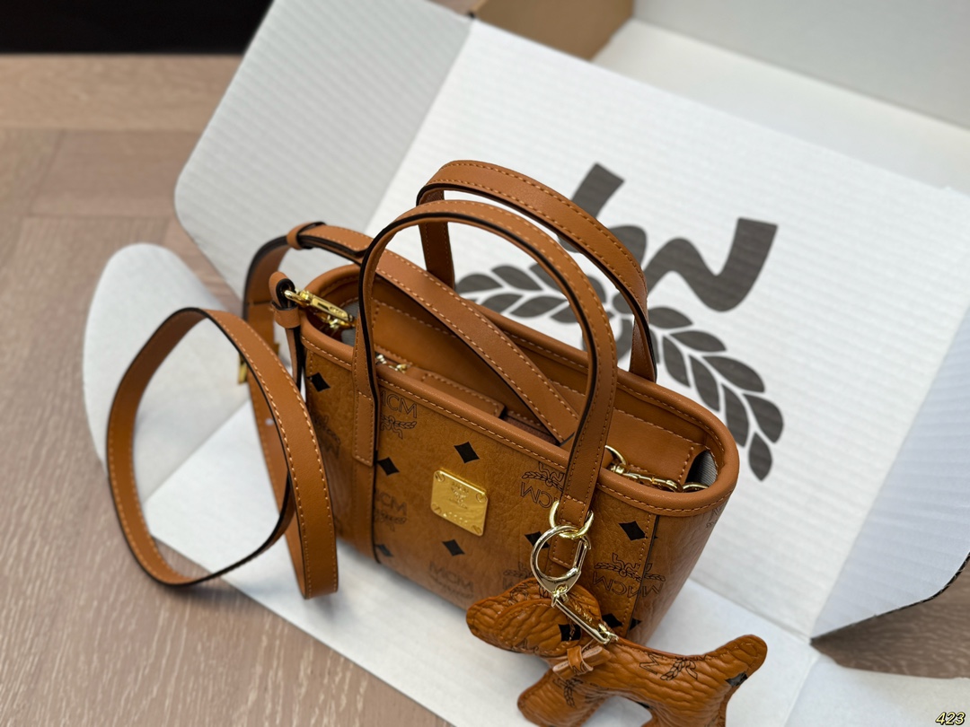 
，mcm超迷你菜篮子
托特包可爱又迷人 
任何搭配都可轻松驾驭
是每个可爱女孩必入单品
尺寸：超迷你1