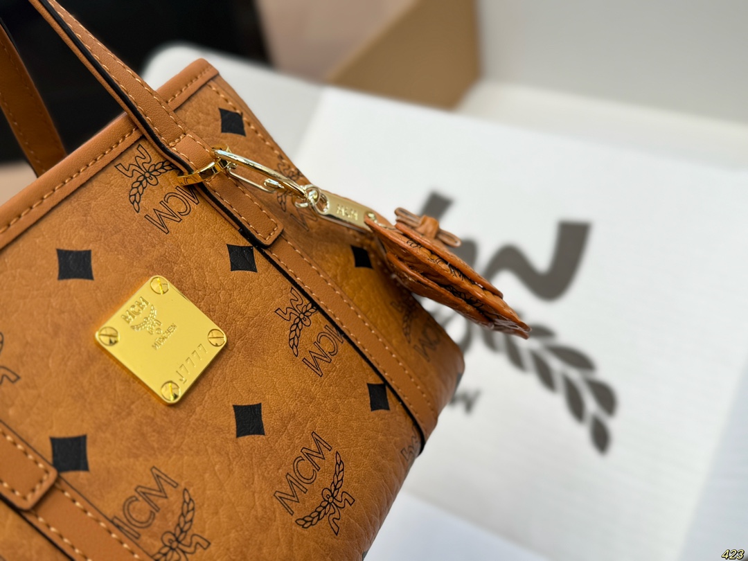 
，mcm超迷你菜篮子
托特包可爱又迷人 
任何搭配都可轻松驾驭
是每个可爱女孩必入单品
尺寸：超迷你1