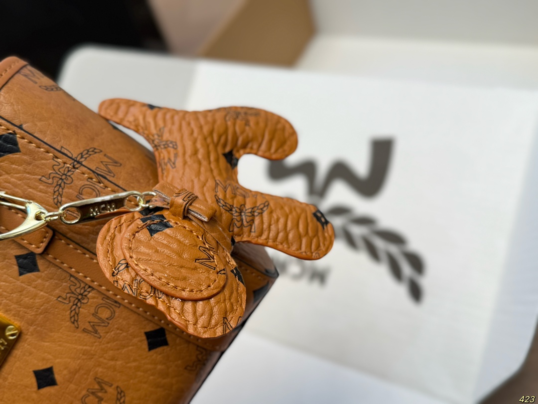 
，mcm超迷你菜篮子
托特包可爱又迷人 
任何搭配都可轻松驾驭
是每个可爱女孩必入单品
尺寸：超迷你1