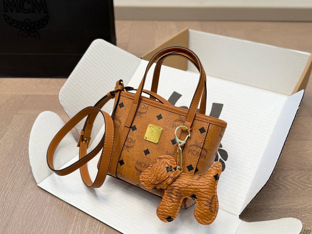 
，mcm超迷你菜篮子
托特包可爱又迷人 
任何搭配都可轻松驾驭
是每个可爱女孩必入单品
尺寸：超迷你1