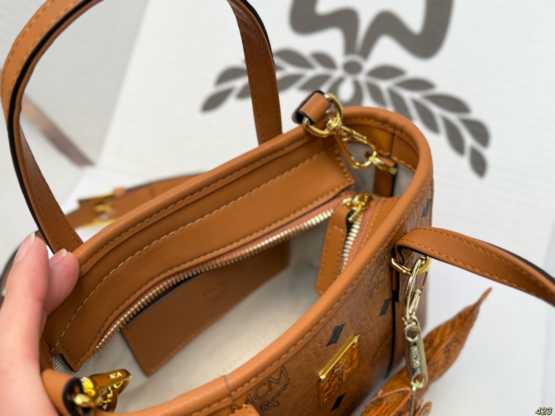 
，mcm超迷你菜篮子
托特包可爱又迷人 
任何搭配都可轻松驾驭
是每个可爱女孩必入单品
尺寸：超迷你1