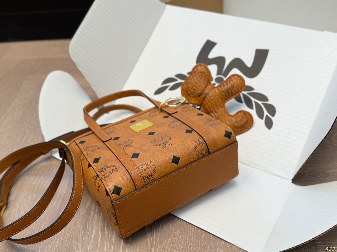 
，mcm超迷你菜篮子
托特包可爱又迷人 
任何搭配都可轻松驾驭
是每个可爱女孩必入单品
尺寸：超迷你1