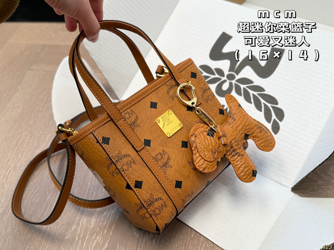 
，mcm超迷你菜篮子
托特包可爱又迷人 
任何搭配都可轻松驾驭
是每个可爱女孩必入单品
尺寸：超迷你1
