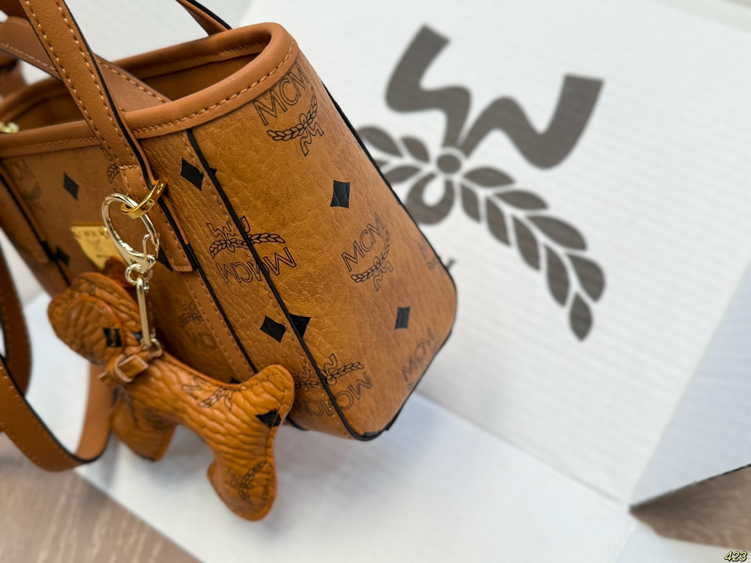 
，mcm超迷你菜篮子
托特包可爱又迷人 
任何搭配都可轻松驾驭
是每个可爱女孩必入单品
尺寸：超迷你1