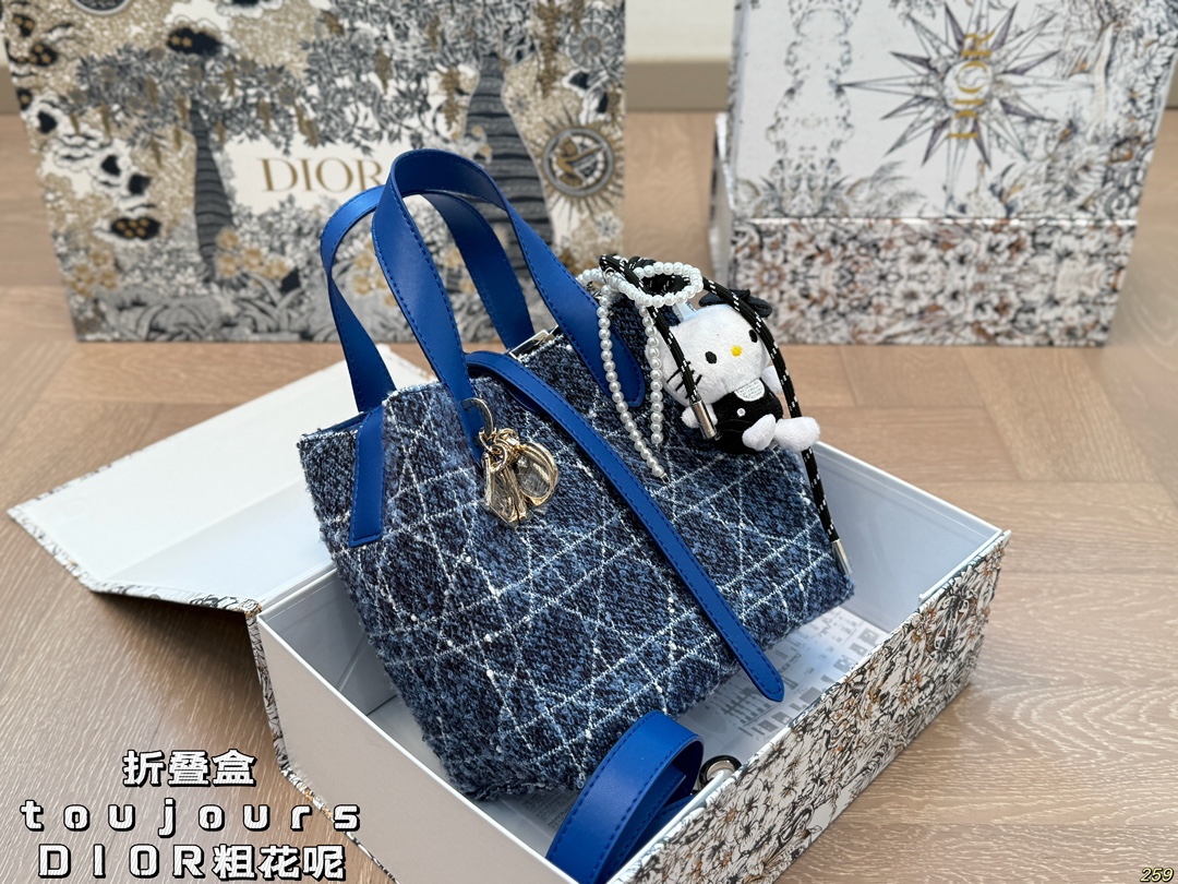 3️⃣色¥275折叠盒
迪奥toujours DIOR
粗花呢不只是华贵和好看
自信 独立 自由才是它的精神内核。
时髦拿捏住啦
不显老气好好搭啊
而旦貌美气质加成好高的呀~
爱死了这份从容优雅
尺寸20 19