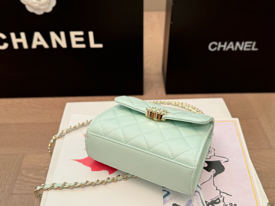 💰140包邮 全套飞机盒包装
香奈儿Chanel手提包
美爆绝绝子！
精致小巧 时尚百搭 
尺寸19 10/15 11