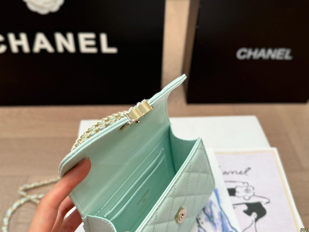 💰140包邮 全套飞机盒包装
香奈儿Chanel手提包
美爆绝绝子！
精致小巧 时尚百搭 
尺寸19 10/15 11