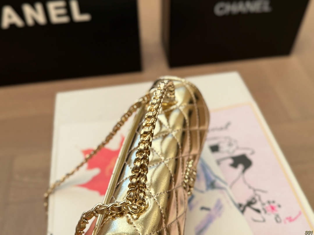 💰150包邮 全套飞机盒包装
香奈儿Chanel手提包
美爆绝绝子！
精致小巧 时尚百搭 
尺寸19 10/15 11