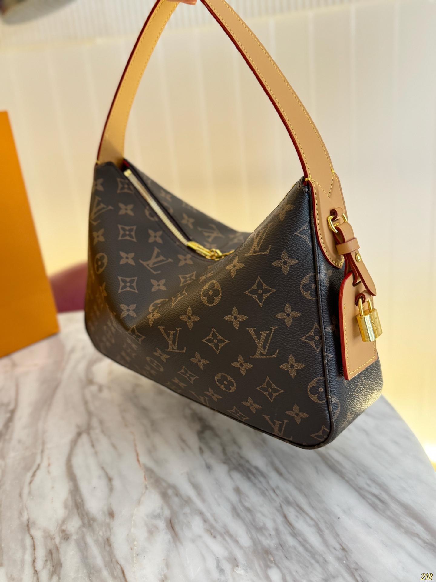 ¥185/¥180
LV Slouchy饭盒腋下包
当季新款通勤首选包包
搭配金色五金，高级感满满
手提和腋下都可以哦
自重很轻，容量也很OK
秋冬搭配一个棕色的风衣老好看了
尺寸 32*22/40*30