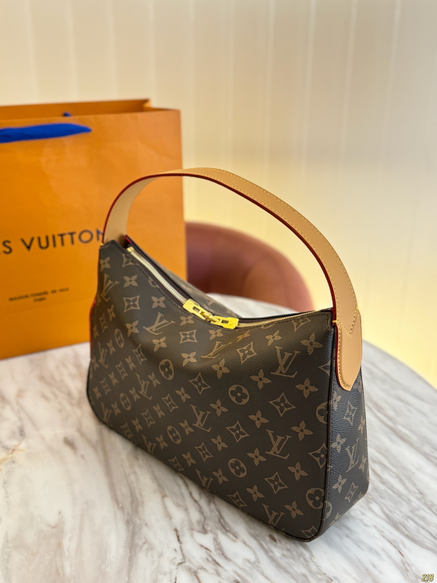 ¥185/¥180
LV Slouchy饭盒腋下包
当季新款通勤首选包包
搭配金色五金，高级感满满
手提和腋下都可以哦
自重很轻，容量也很OK
秋冬搭配一个棕色的风衣老好看了
尺寸 32*22/40*30