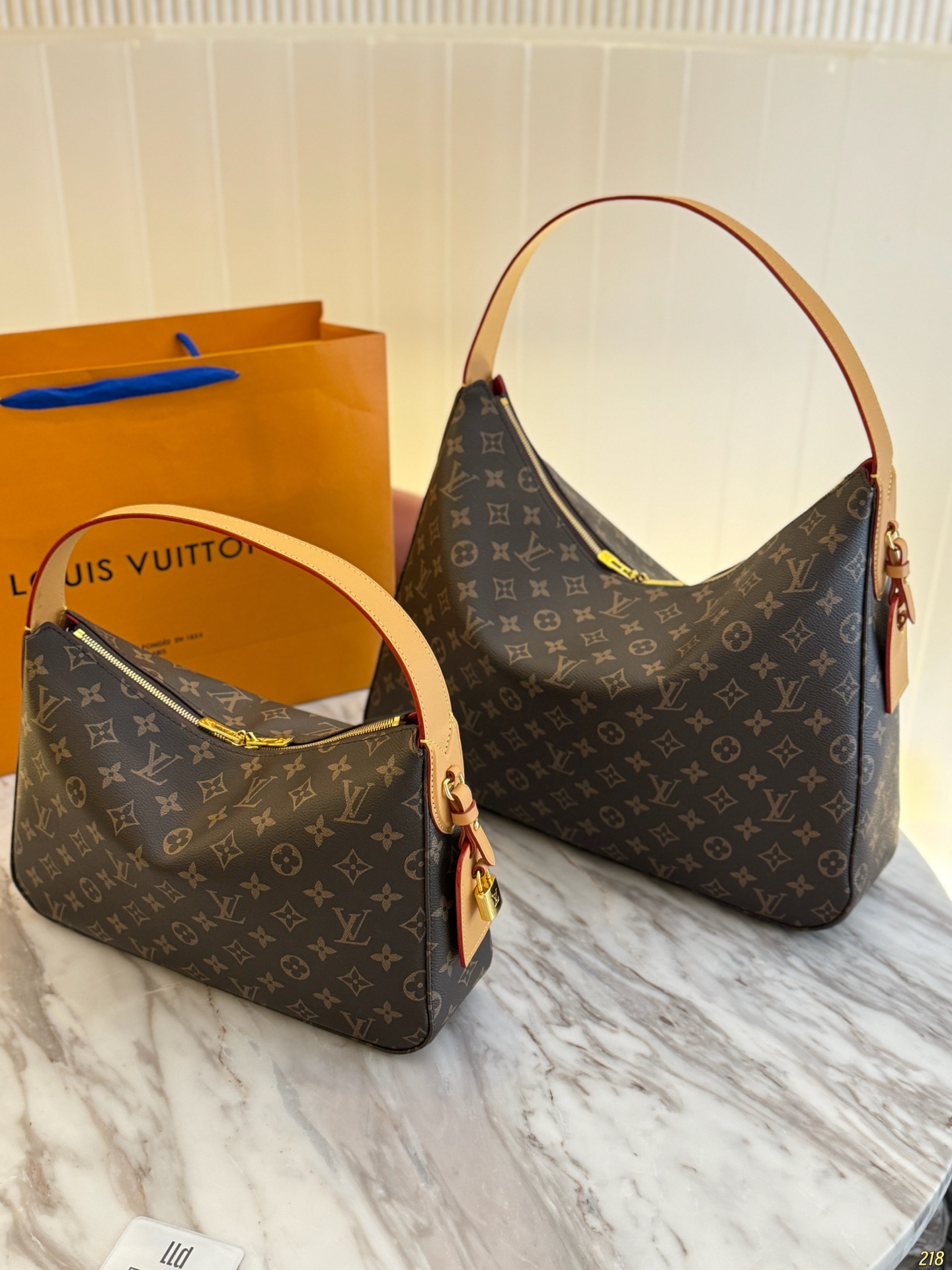 ¥185/¥180
LV Slouchy饭盒腋下包
当季新款通勤首选包包
搭配金色五金，高级感满满
手提和腋下都可以哦
自重很轻，容量也很OK
秋冬搭配一个棕色的风衣老好看了
尺寸 32*22/40*30