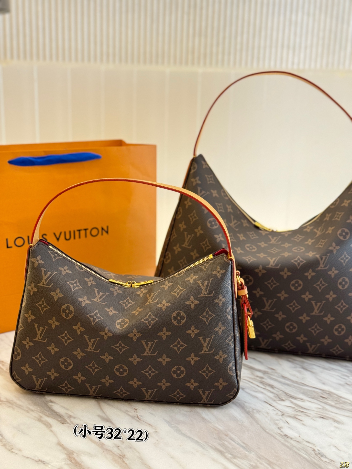 ¥185/¥180
LV Slouchy饭盒腋下包
当季新款通勤首选包包
搭配金色五金，高级感满满
手提和腋下都可以哦
自重很轻，容量也很OK
秋冬搭配一个棕色的风衣老好看了
尺寸 32*22/40*30