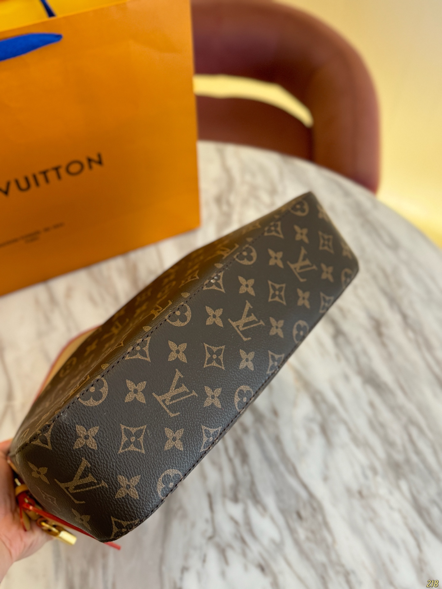 ¥185/¥180
LV Slouchy饭盒腋下包
当季新款通勤首选包包
搭配金色五金，高级感满满
手提和腋下都可以哦
自重很轻，容量也很OK
秋冬搭配一个棕色的风衣老好看了
尺寸 32*22/40*30
