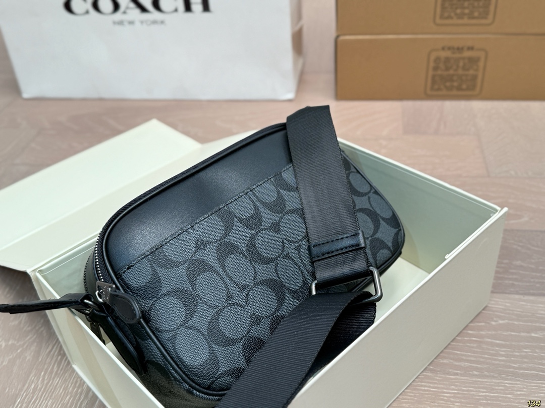 265💰（编号A1）
配折叠盒
蔻驰coach相机包
复古有颜值好看百搭
休闲又不失优雅
尺寸： 24 15