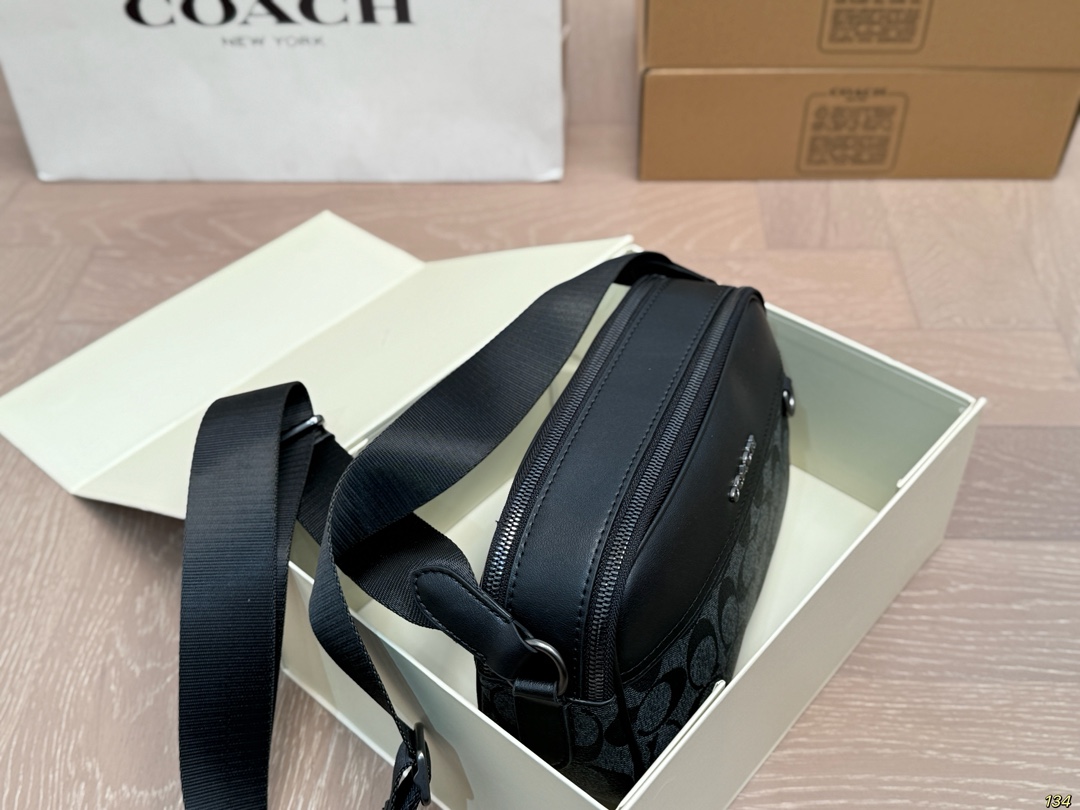265💰（编号A1）
配折叠盒
蔻驰coach相机包
复古有颜值好看百搭
休闲又不失优雅
尺寸： 24 15