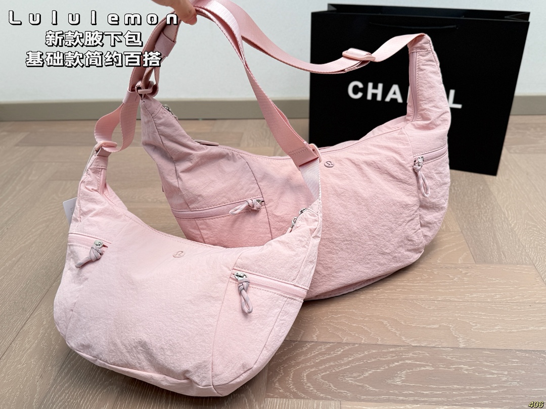 💰290 Lulu lemon 尼龙腋下包 Lulu家腋下包也太好看啦！ 包型立体剪裁越看越顺眼型 基础款简约百搭 包型立挺 空包状态也不会塌下去！ 不管是健身 通勤 还是约会这一只 奶呼呼的 太喜欢了 尺寸：底29高25/底22高18