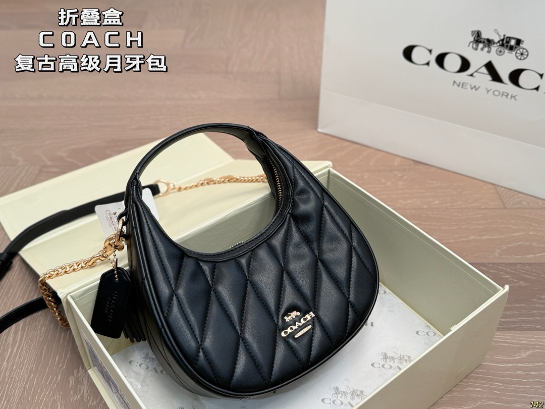 Bolso COACH en forma de media luna en caja plegable. La combinación de colores tiene un aire vintage, elegant…