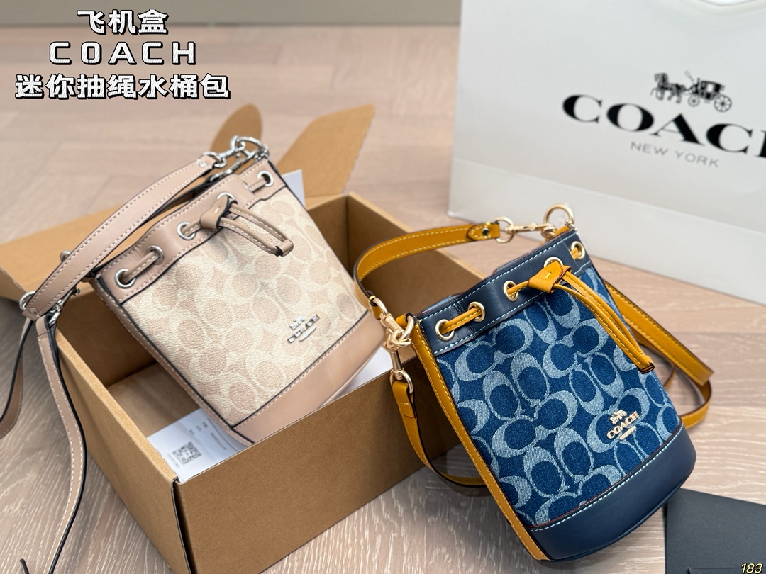 Bolso cubo mini de mezclilla COACH en caja de avión. El cuerpo del bolso es tridimensional y texturizado, con cordón aj…
