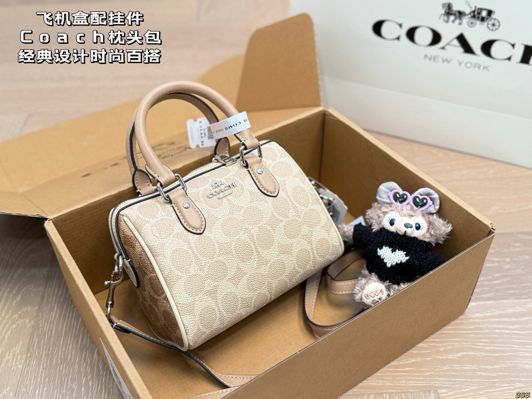 Caja de avión con colgante, bolso almohada de Coach. Diseño clásico, moderno y versátil. La capacidad es real…