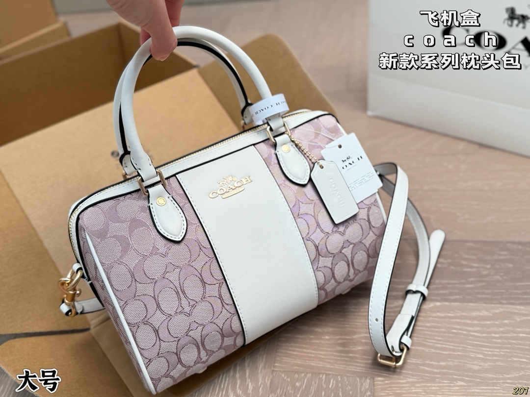 Caja de avión Coach bolso almohada, elegante y versátil, con mucha capacidad. Se puede llevar de mano o cruzado, se ve …