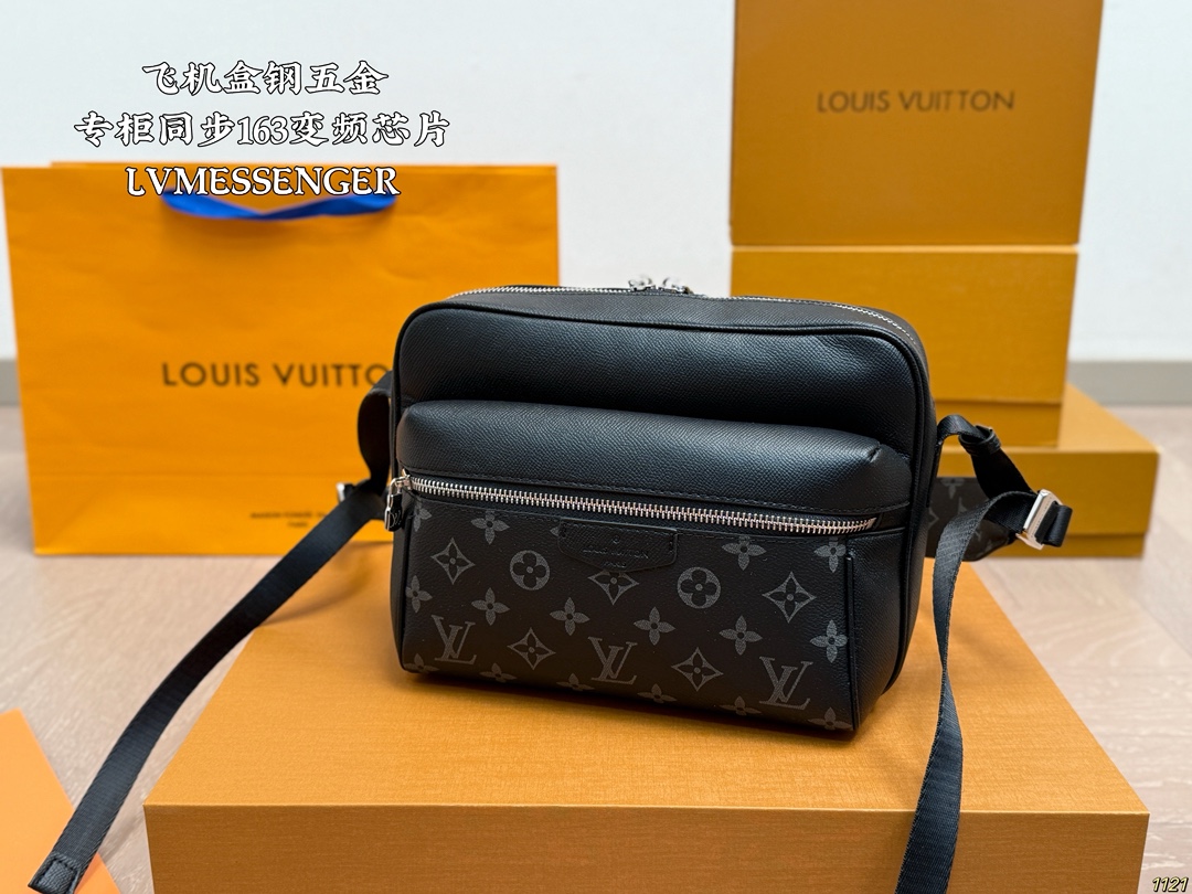 原版复刻💰385飞机盒钢五金 专柜同步163变频芯片 LV 23ss限量新款MESSENGER 邮差包新款MESSENGER 出自男装艺术总监Kim Jones之手的新款Messenger 斜挎邮差包，涂层帆布材质，配有编织带、尽显运动风范。商务工作中的理想伴侣。尺寸：25*5*19cm