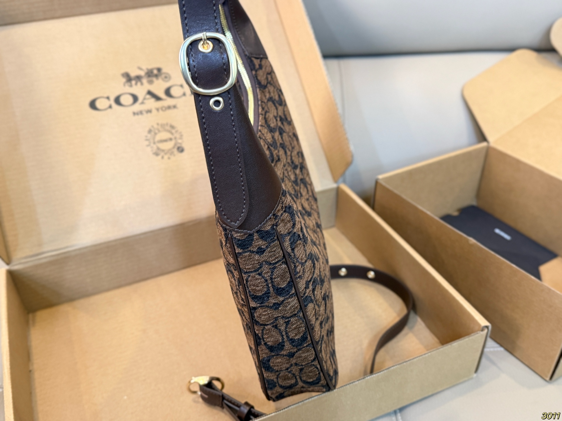Caja de avión Coach Ella shoulder bag: es el color trufa de otoño e invierno, elegante y discreto, sobrio y refinado, m…