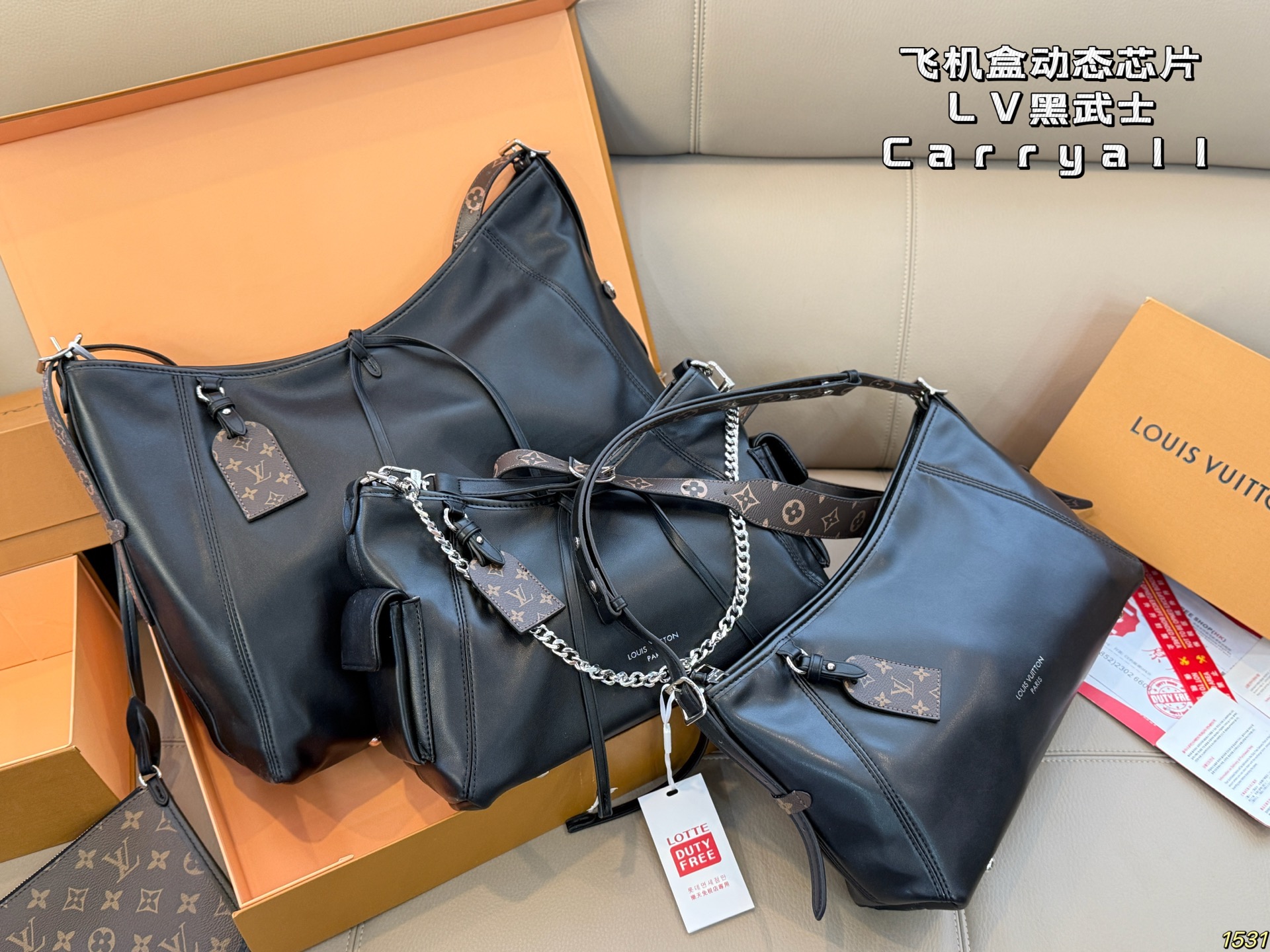 Same Price ¥285 Aircraft Box Dynamic Chip | Lv Carryall Black Warrior | Its Appearance Design Is Simple And Elegant, But It Does Not Lose The Classic Elegance Of Lv. Smooth Lines, Combined With Iconic Brand Elements, Make People Excited At First Glance. The Capacity Is Really Huge Whether It Is Small Items For Daily Travel, Documents Or Laptops Needed For Work, They Can Be Easily Loaded. It Truly Achieves Both Practicality And Beauty. The Material Is High Quality, Feels Soft And Comfortable, And Is Very Durable To Stand The Test Of Time. Size: 39 32/31 22/32 20