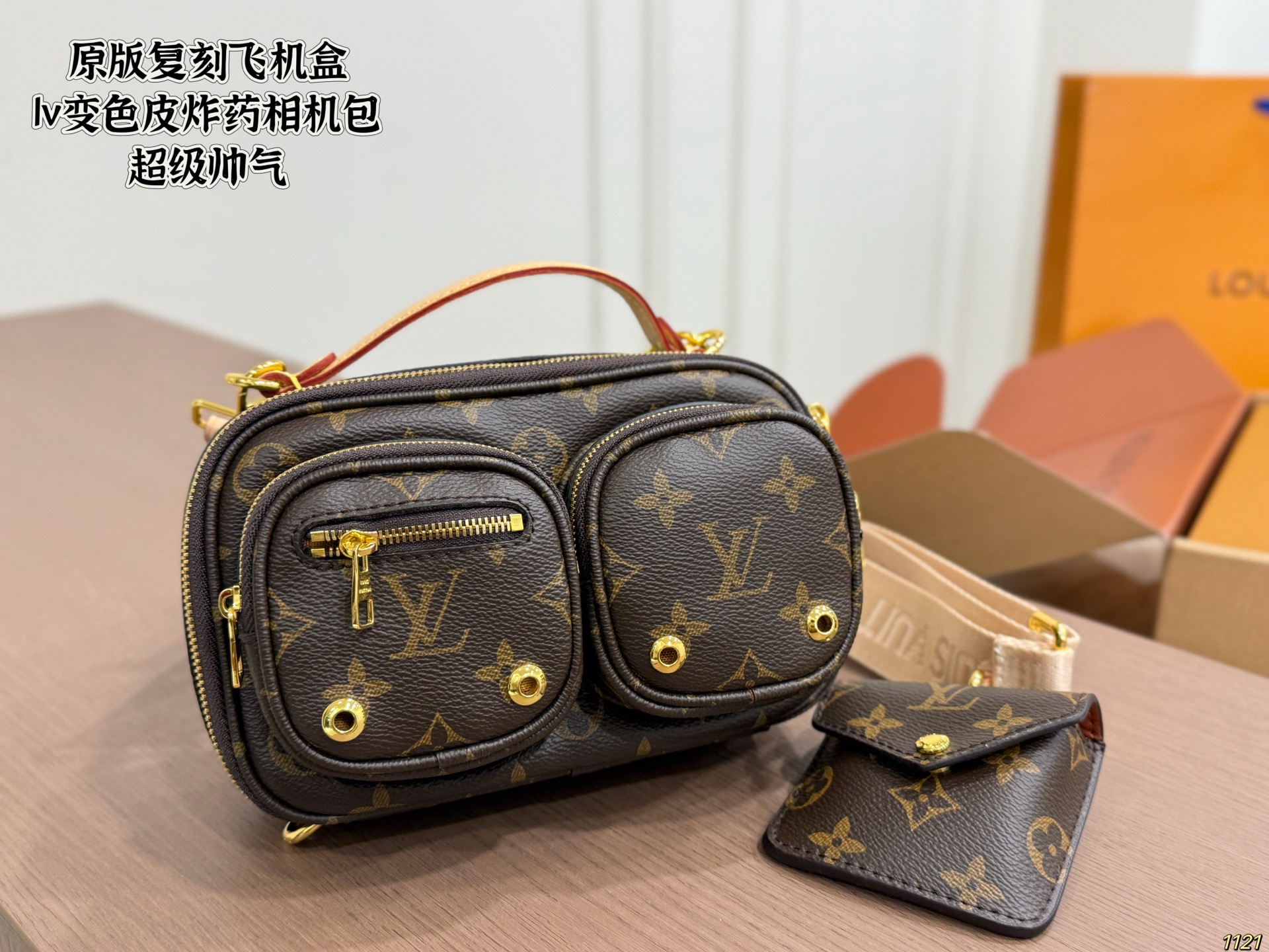 ¥308 Airplane Case With Discolored Leather | Lv Dynamite Camera Bag. A Super Handsome Bag. When You Carry It On Your Back, You Will Be The Girl With The Highest Return Rate On This Street. You Can Carry It When You Go Shopping And Put All The Things You Buy In It. You Can Also Carry It When You Are On A Business Trip. It Goes Well With Clothes Size: 19 12