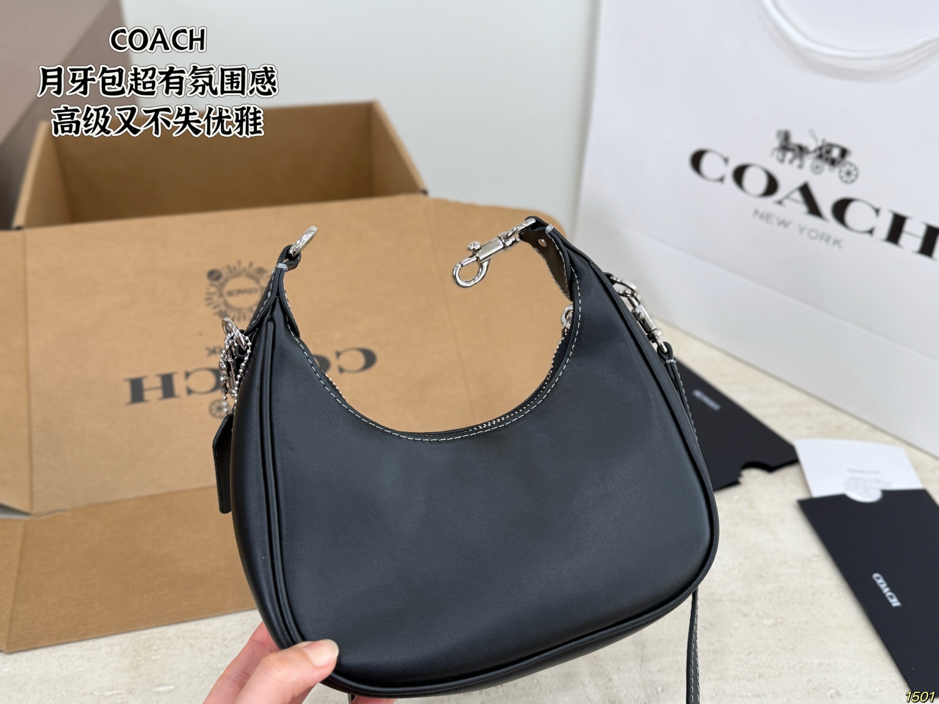 Bolso de luna Coach COACH, la combinación de colores tiene una sensación vintage, elegante y sin perder la gracia, súpe…