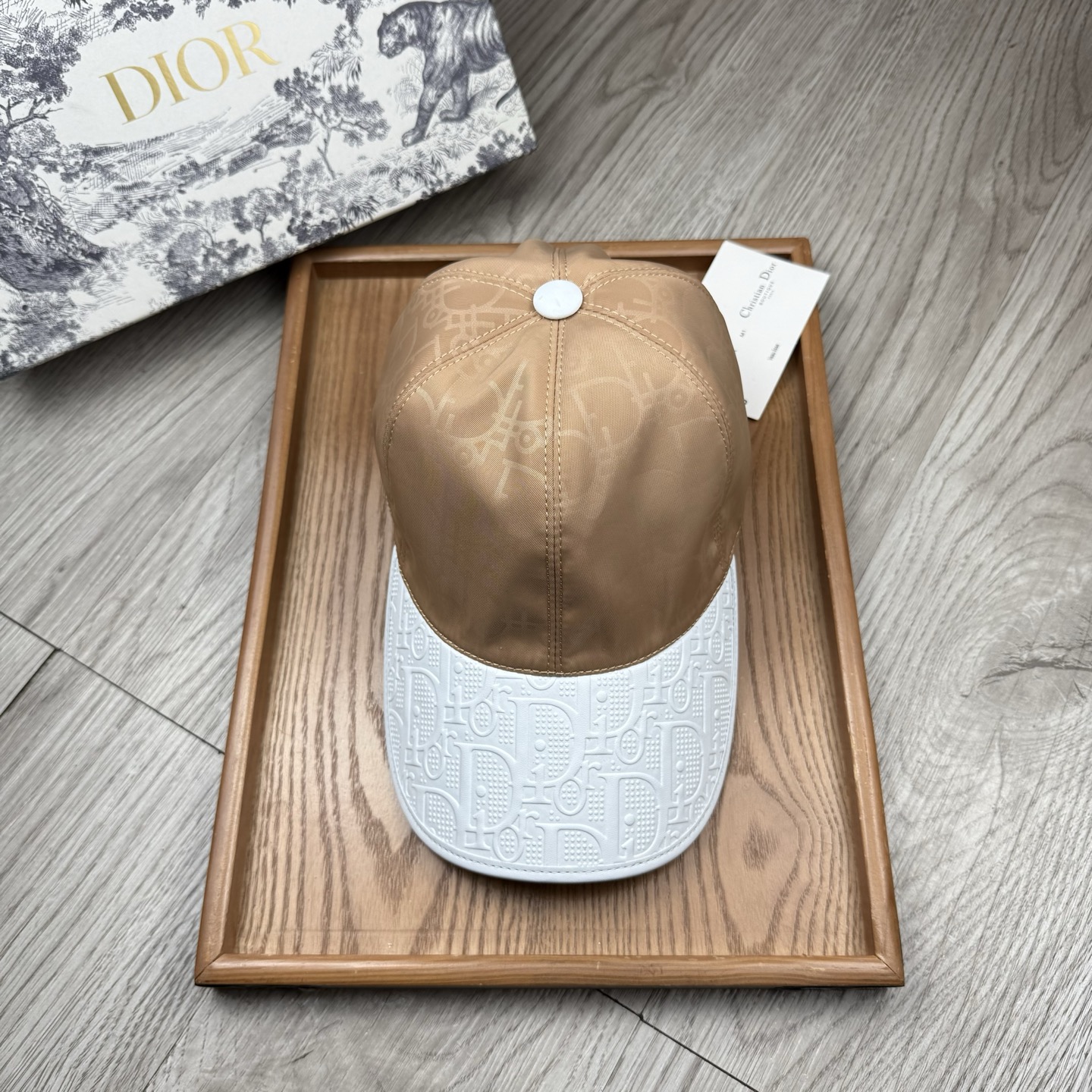 🌹。D家。皮沿提花【超A品质】最新款！时尚潮流，高端做工！每一个帽子都是用心之作！牛津材质！头层牛皮！配