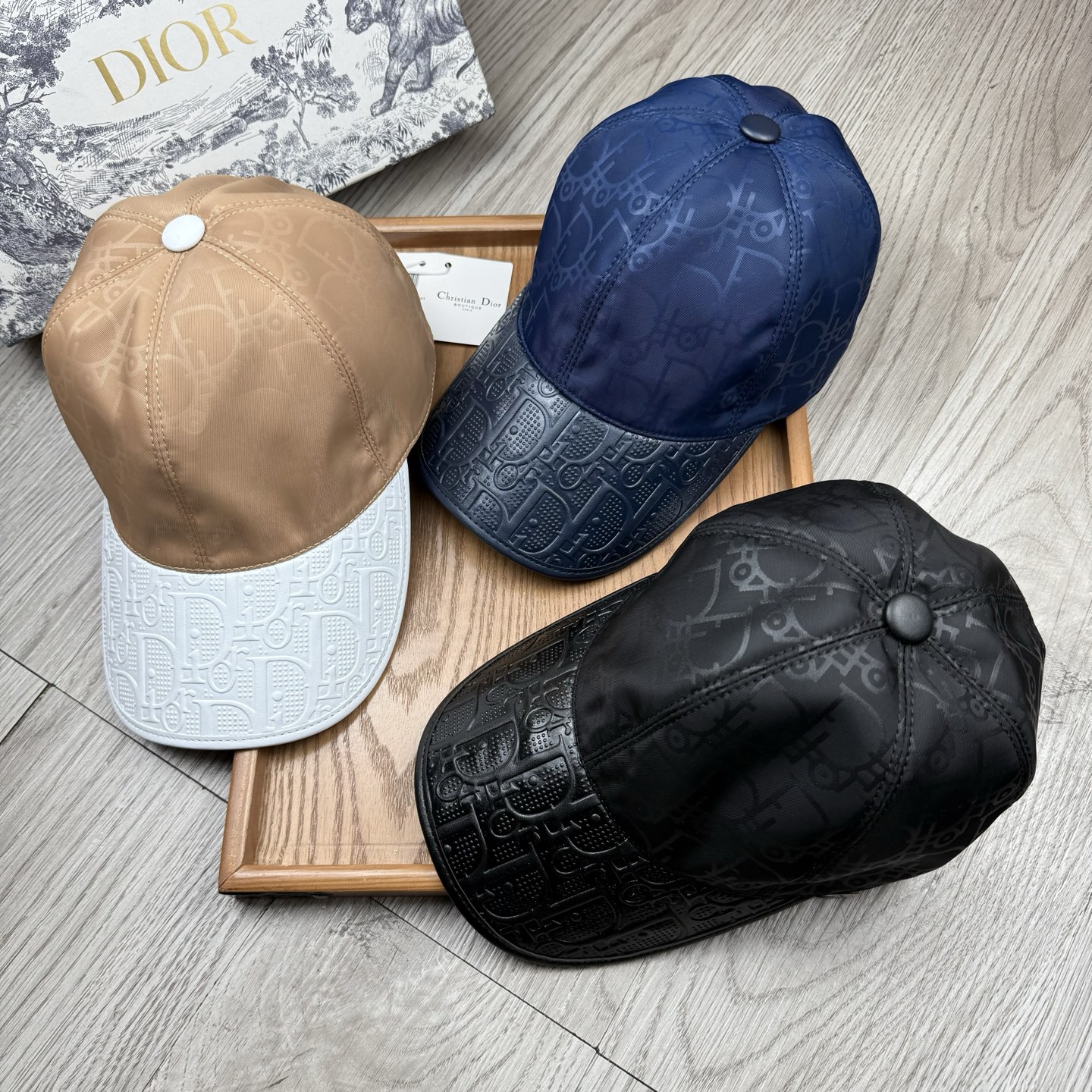 NO:359814,.D Home. Leather Edge Jacquard [Super A Quality] Latest Model!  Fashion trend, high-end workmanship!  Every hat is made with care!  Oxford material!  First layer of cowhide!  It is equipped with a box, dust bag, extraordinary quality, and details are also very important. Leather cap nails, leather adjustment belt!  Hat straw hat fisherman hat baseball hat, hat, dior, espadrilles, cowhide, hats.D家.皮沿提花【超A品质】最新款！时尚潮流,高端做工！每一个帽子都是用心之作！牛津材质！头层牛皮！配盒子、防尘袋、非一般的品质,细节也很重要.真皮帽钉,真皮调节带！帽子草帽渔夫帽棒球帽,帽子,dior,espadrilles,cowhide,hats,hat