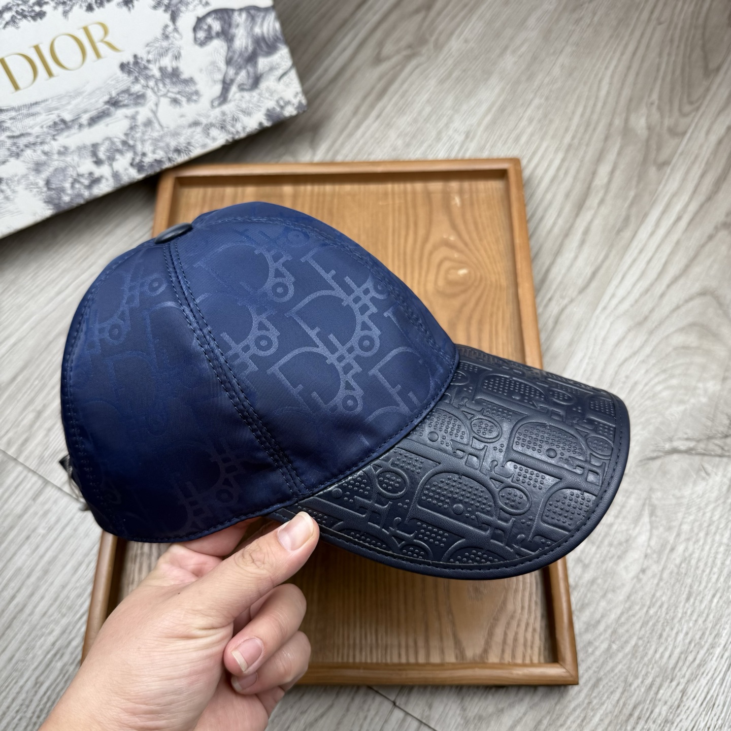 🌹。D家。皮沿提花【超A品质】最新款！时尚潮流，高端做工！每一个帽子都是用心之作！牛津材质！头层牛皮！配