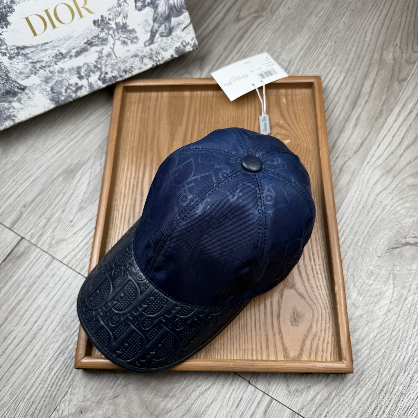 🌹。D家。皮沿提花【超A品质】最新款！时尚潮流，高端做工！每一个帽子都是用心之作！牛津材质！头层牛皮！配