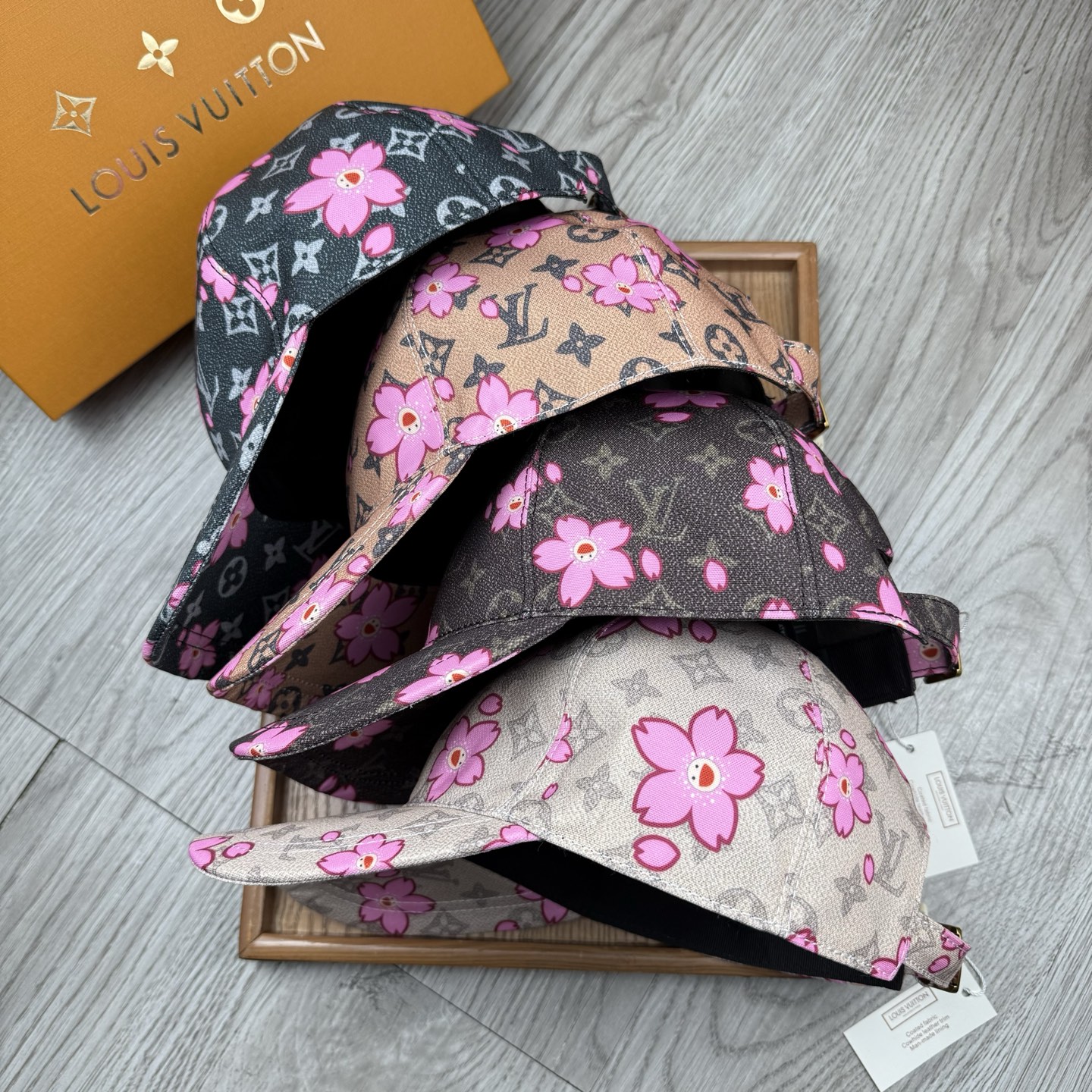 NO:360428,.L Home. Edge Printing [Super A Quality] Latest Model!  Fashion trend, high-end workmanship!  Every hat is made with care!  Oxford material!  First layer of cowhide!  It is equipped with a box, dust bag, extraordinary quality, and details are also very important. Leather cap nails, leather adjustment belt!  Hat Straw Hat Fisherman Hat Baseball Hat, Hats, louis vuitton, espadrilles, cowhide, hats.L家.包边印花【超A品质】最新款！时尚潮流,高端做工！每一个帽子都是用心之作！牛津材质！头层牛皮！配盒子、防尘袋、非一般的品质,细节也很重要.真皮帽钉,真皮调节带！帽子草帽渔夫帽棒球帽,帽子,louis vuitton,espadrilles,cowhide,hats,hat