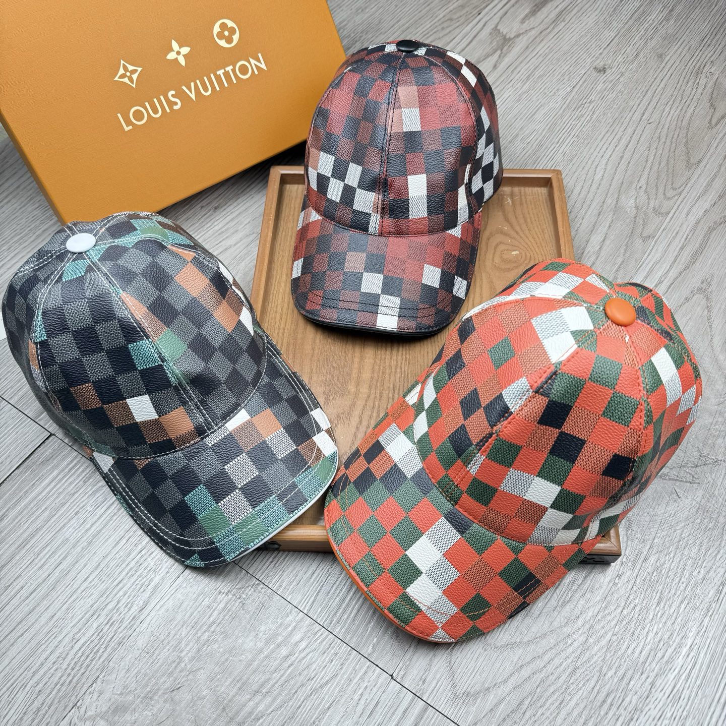 NO:360437,.L Home. Checkerboard leather hat model [Super A quality] latest model!  Fashion trend, high-end workmanship!  Every hat is made with care!  Oxford material!  First layer of cowhide!  Fitted with a box and dust bag!  Extraordinary quality, details are also very important. Leather cap nails, leather adjustment belt!  Hat Straw Hat Fisherman Hat Baseball Hat, Hats, louis vuitton, espadrilles, cowhide, hats.L家.棋盘格皮帽款【超A品质】最新款！时尚潮流,高端做工！每一个帽子都是用心之作！牛津材质！头层牛皮！配盒子、防尘袋！非一般的品质,细节也很重要.真皮帽钉,真皮调节带！帽子草帽渔夫帽棒球帽,帽子,louis vuitton,espadrilles,cowhide,hats,hat