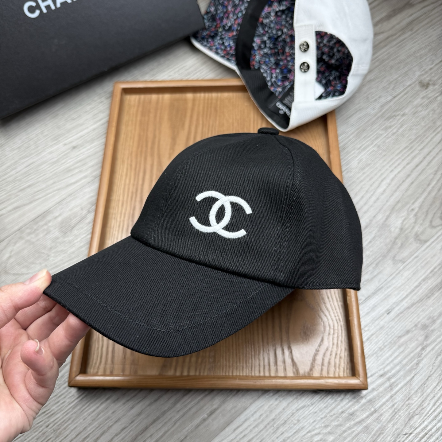 。C家。【配防尘袋】新品棒球帽！材质：纯棉！透气性好！春天挡风，夏天防晒必备单品！颜色大气！款式新颖别致