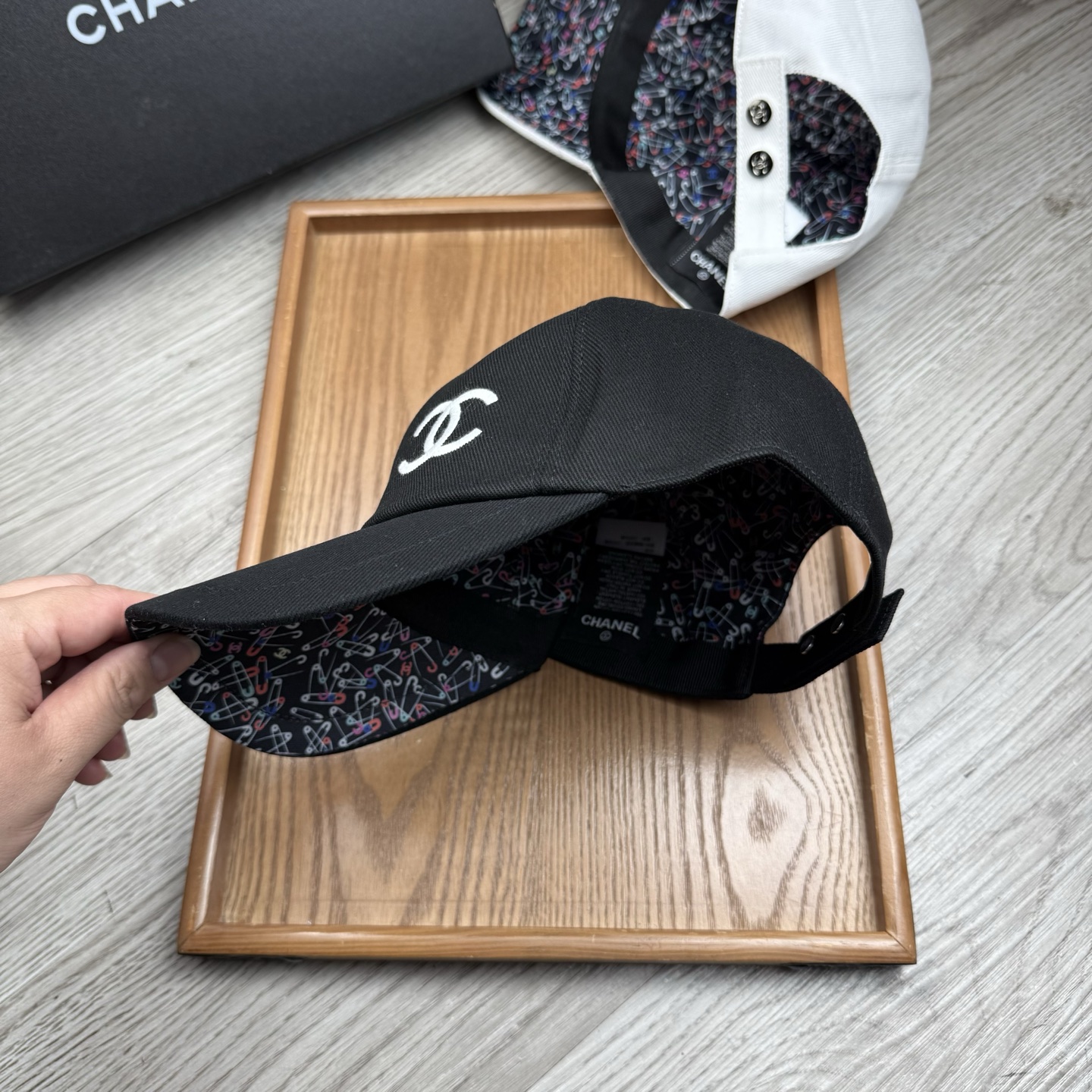 。C家。【配防尘袋】新品棒球帽！材质：纯棉！透气性好！春天挡风，夏天防晒必备单品！颜色大气！款式新颖别致
