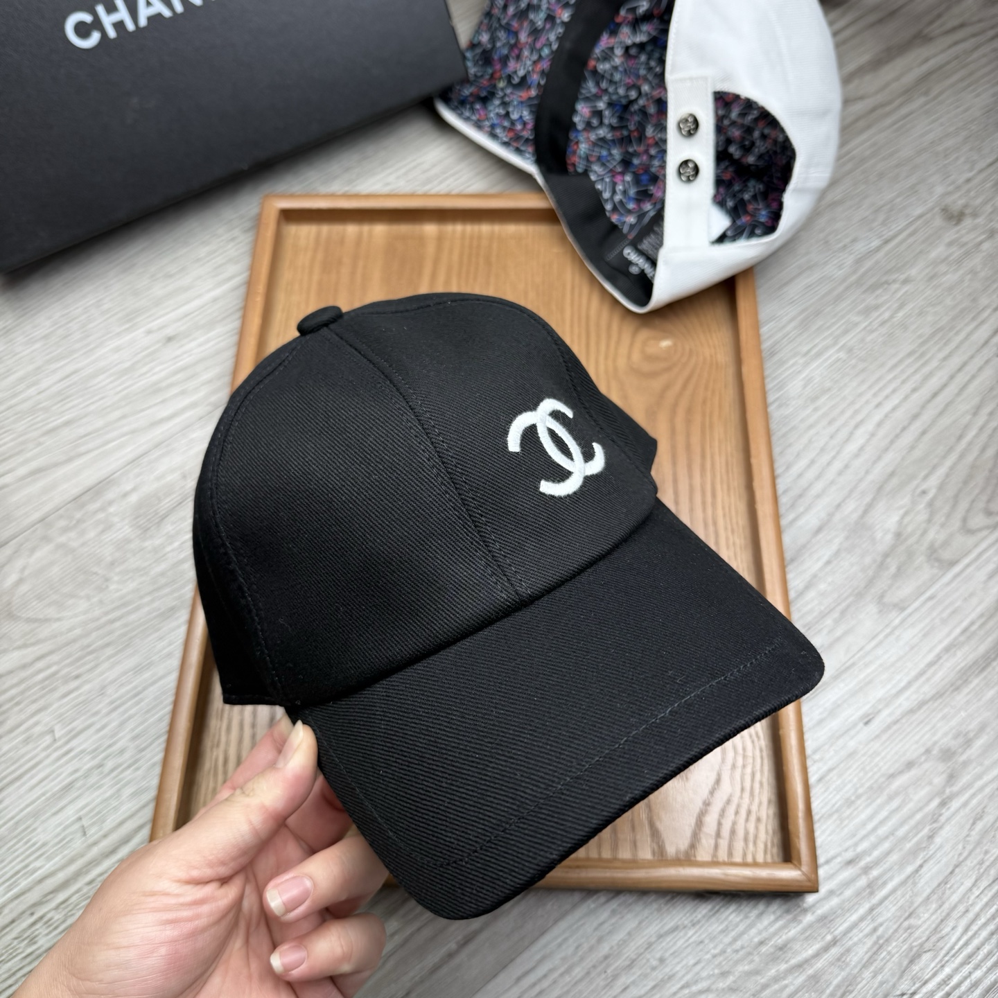 。C家。【配防尘袋】新品棒球帽！材质：纯棉！透气性好！春天挡风，夏天防晒必备单品！颜色大气！款式新颖别致