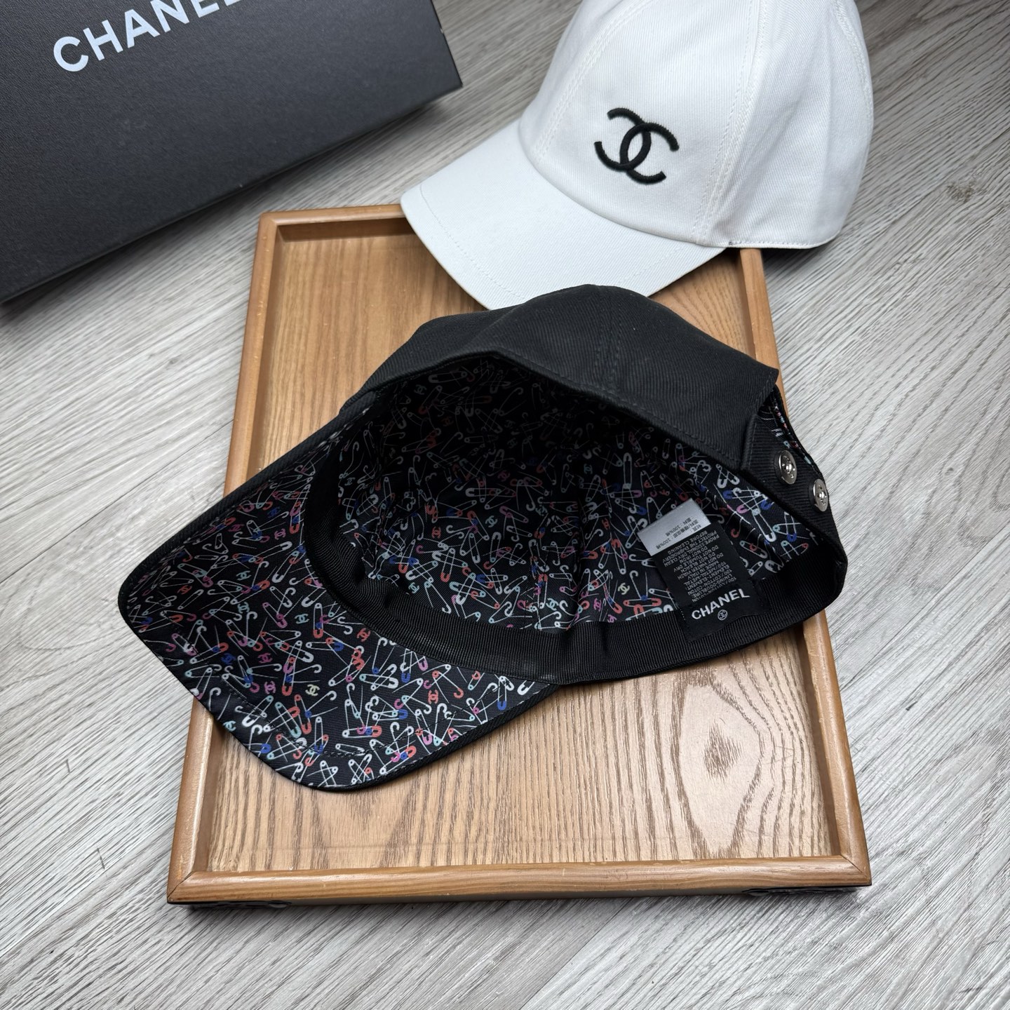 。C家。【配防尘袋】新品棒球帽！材质：纯棉！透气性好！春天挡风，夏天防晒必备单品！颜色大气！款式新颖别致