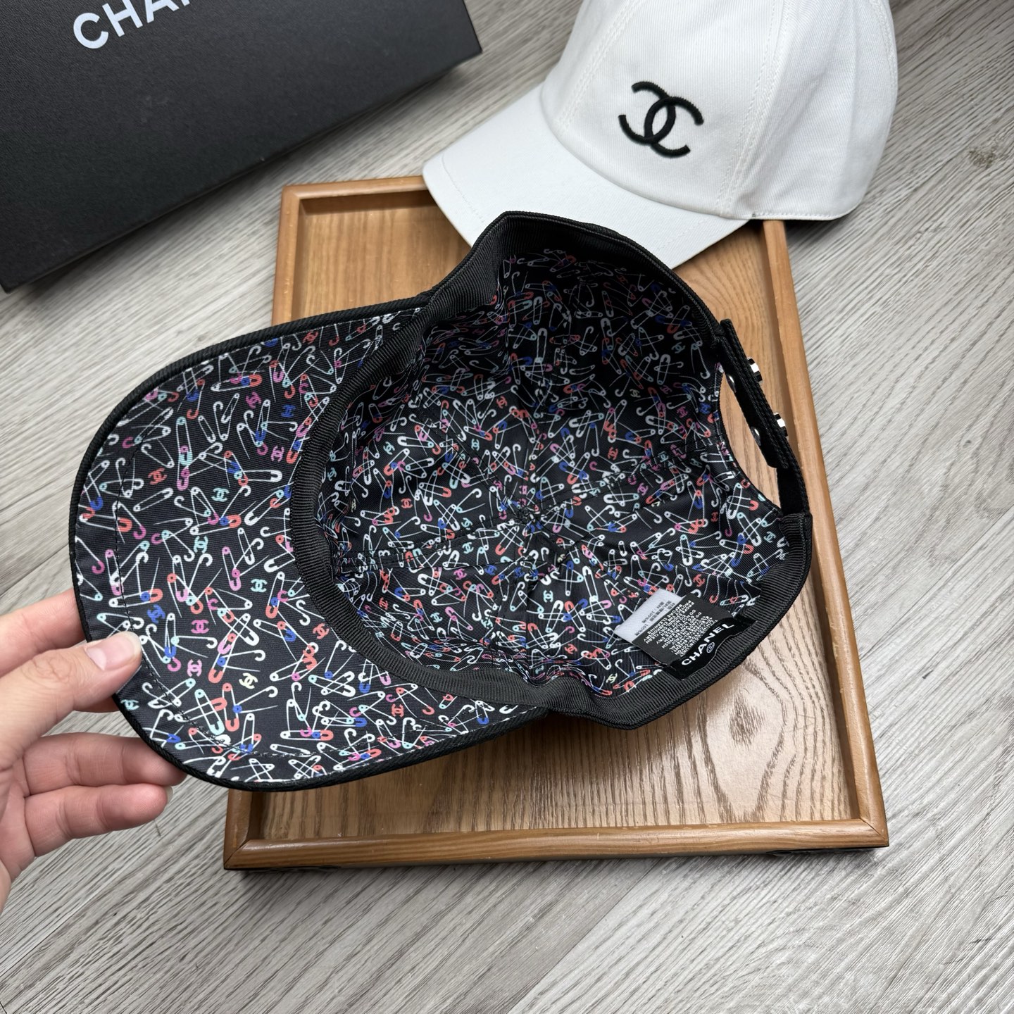 。C家。【配防尘袋】新品棒球帽！材质：纯棉！透气性好！春天挡风，夏天防晒必备单品！颜色大气！款式新颖别致