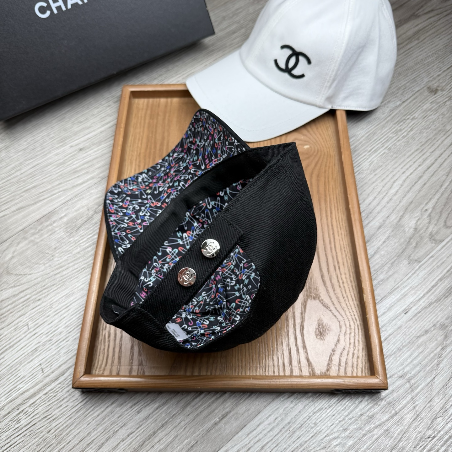 。C家。【配防尘袋】新品棒球帽！材质：纯棉！透气性好！春天挡风，夏天防晒必备单品！颜色大气！款式新颖别致