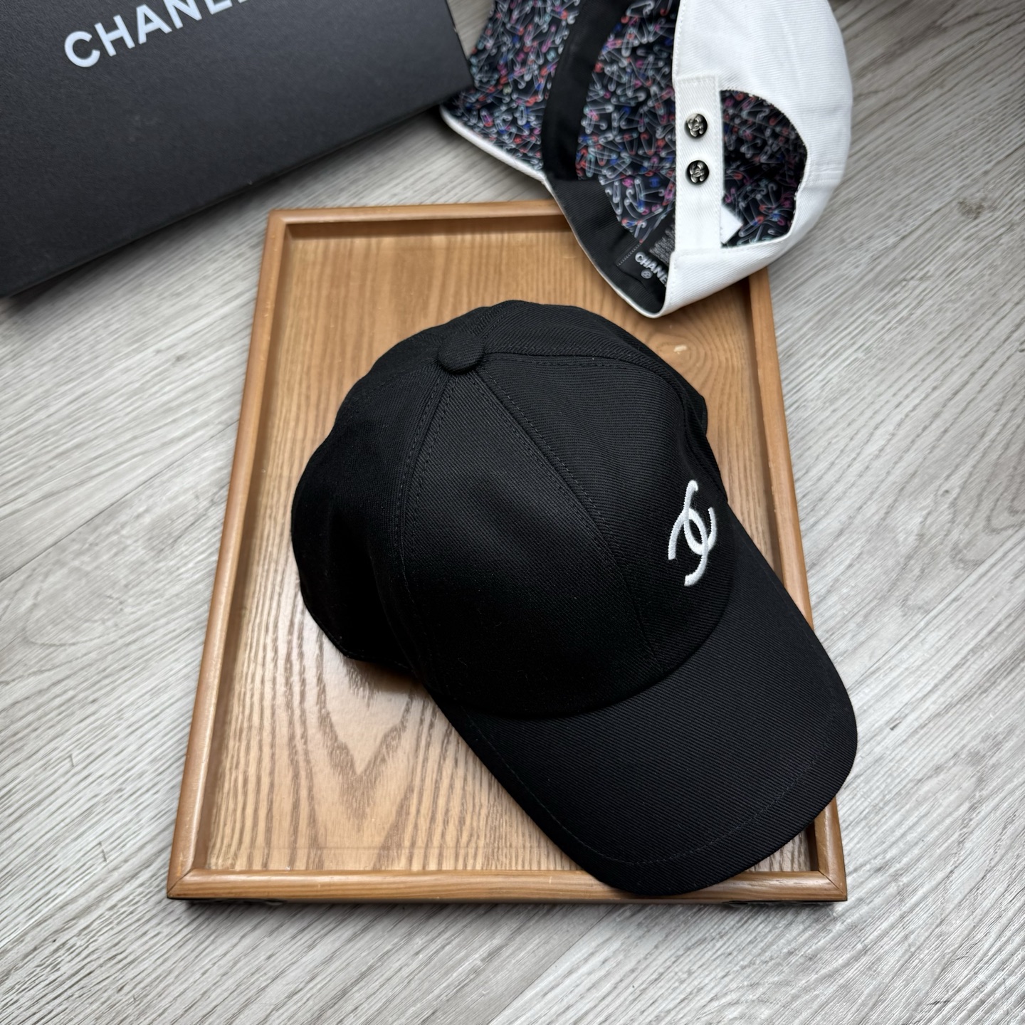 。C家。【配防尘袋】新品棒球帽！材质：纯棉！透气性好！春天挡风，夏天防晒必备单品！颜色大气！款式新颖别致