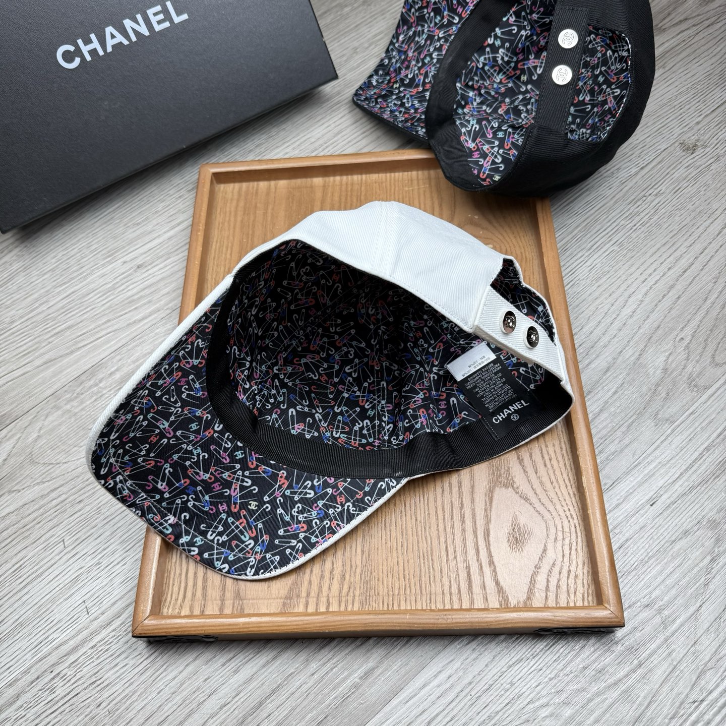 。C家。【配防尘袋】新品棒球帽！材质：纯棉！透气性好！春天挡风，夏天防晒必备单品！颜色大气！款式新颖别致